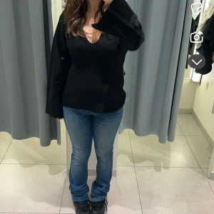 H&m tröja. Perfekt tröja nu när det börjar bli lite kallare, original pris 350 säljer 135 - Passar dig bär storlek m om ni vill se bild på äre bara att fråga 💗