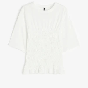 Smockad topp - Säljer denna jättefina smockade t shirten från hm. Använd 2 gånger. Perfekt nu till sommaren. 