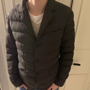 Kavaj Jacka - Snygg kavaj jacka från Lawrence grey, nypris på kanske 1999kr i toppen skick. Perfekt nu inför våren för en stilig look👀 hör av er vid frågor & funderingar!🤝