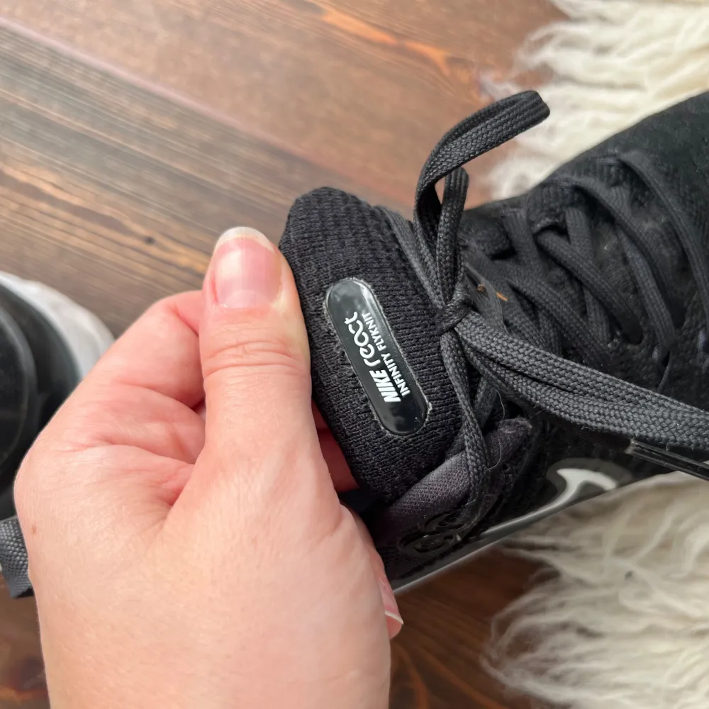 Säljer ett par svarta Nike React sneakers med vit sula och klassisk Nike-logga i vitt. Skorna har snörning och är tillverkade i syntetmaterial för en bekväm passform. Perfekta för träning eller vardagsbruk.. Kengät.