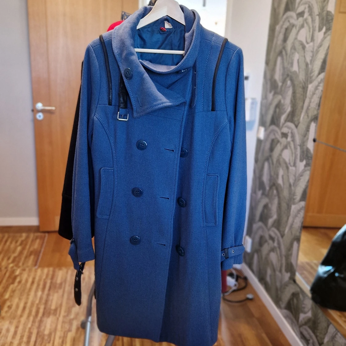 Blå kappa med knappar