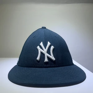 Aime Leon dore keps  - Säljer en grön Aime Leon Dore-keps i bra skick – fortfarande mycket liv kvar i den! Perfekt för dig som vill ha en stilren och hållbar accessoar. Storlek 7 1/8 56.8cm 