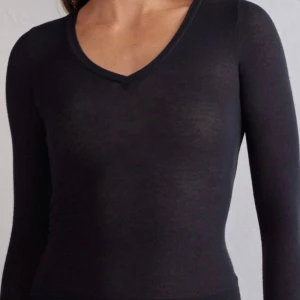 V-ringad intimissimi topp - Snygg och stilren svart långärmad topp med v-ringning. Säljer då den bara legat i garderoben och endast använts 1 gång. Endast seriösa bud tack☺️