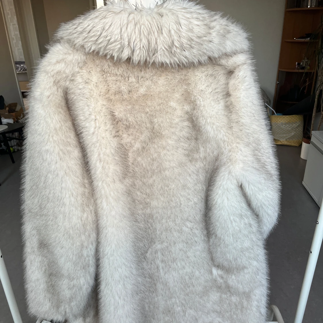 Vit pälsjacka från Bershka - 1