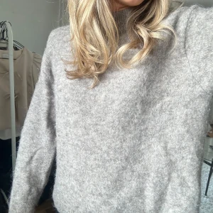 Beige stickad tröja - Mysig beige stickad tröja med långa ärmar. Perfekt för kyliga dagar och ger en stilren look. 