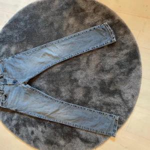 Blå jeans från Polo Ralph Lauren W32 L34 - Snygga blå jeans från Polo Ralph Lauren med klassisk femficksdesign. De har en rak passform och är tillverkade i slitstarkt denim. Perfekta för en avslappnad stil.