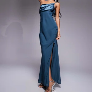 Blå långklänning med slits - Elegant mörkgrön långklänning i satin med en stilren slits på sidan. Klänningen har en one-shoulder design som ger en modern touch. Helt ny med prislappen kvar! Nypris 640☺️