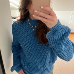 Blå stickad tröja - Säljer en mysig blå stickad tröja