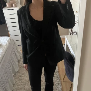 Kavaj  - Svart kavaj från H&M, storlek S och har inga tecken på användning! Har en slit baktill