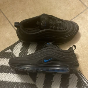 Air Max 97s  - Säljer ett par riktig snygga skor från Nike som är köpte för ett par år sedan men inte kommit till användning och nu är försmå. Köpta för 1600kr