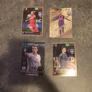 Samling av fotbollskort - En samling av fotbollskort med olika spelare från olika lag. Inkluderar specialutgåvor och vanliga kort. Perfekt för samlare eller fotbollsfans som vill utöka sin kollektion.