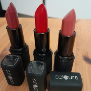 Tre läppstift från Colours - Säljer tre läppstift från Colours i olika nyanser. Ett djupt rött, ett klassiskt rött och ett mjukt rosa. Perfekta för att komplettera din sminkkollektion med både djärva och subtila färger. Kommer i eleganta svarta hylsor med avtagbara lock.