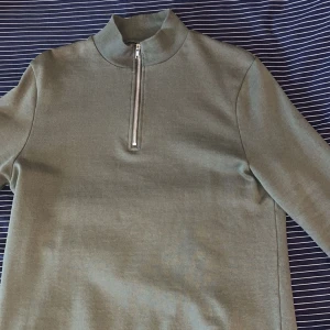 Grön tröja med dragkedja från ASOS DESIGN - Säljer en grön tröja från ASOS DESIGN. Säljer då den inte kommit till användning 