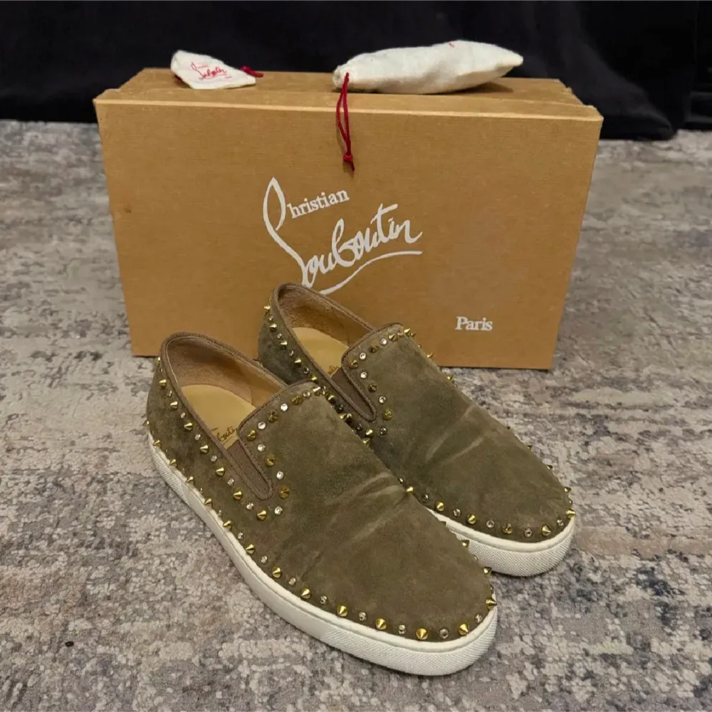 Säljer ett par unika loafers från Christian Louboutin. Skorna är i strl 42 men passar även 43 och är perfekta nu till varma sommardagar. Skorna är knappt använda och är i så gått som nyskick!! Hör gärna av er vid frågor eller funderingar!! ‼️Såklart är skorna ÄKTA ‼️. Kengät.