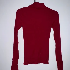 Röd ribbad polotröja från Amisu - Aldrig använd! Säljer en snygg röd polotröja från Amisu. Tröjan är ribbad och har långa ärmar, perfekt för kyligare dagar. Den är i storlek XS och passar utmärkt för en stilren look. Perfekt att matcha med jeans eller kjol för en trendig outfit.