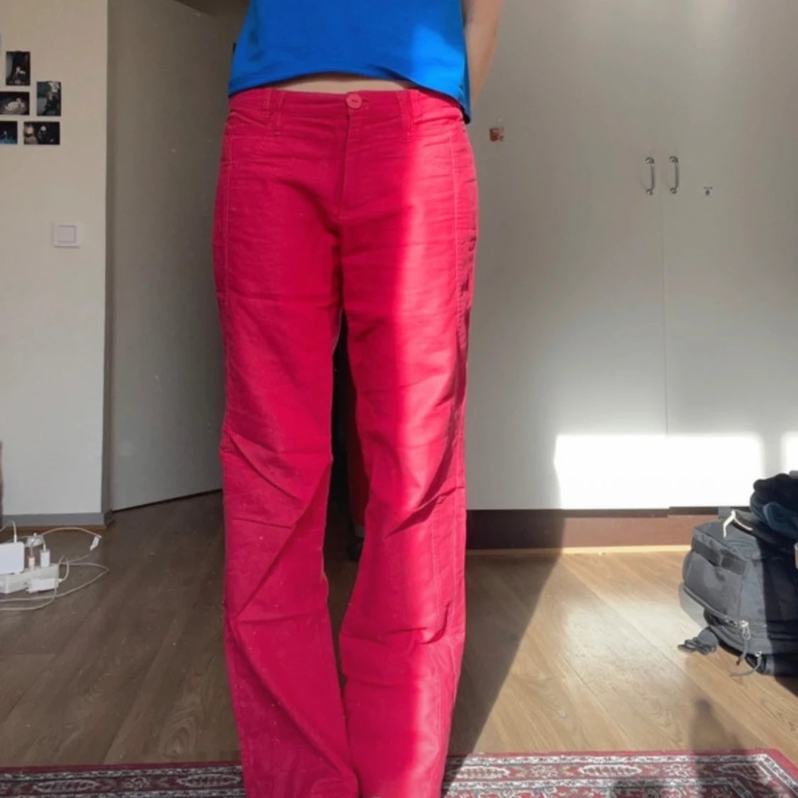 Röda byxor med knappar