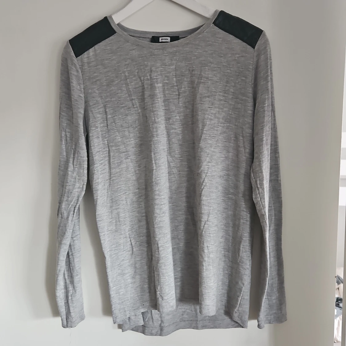 Grå långärmad tröja med quiltad detalj