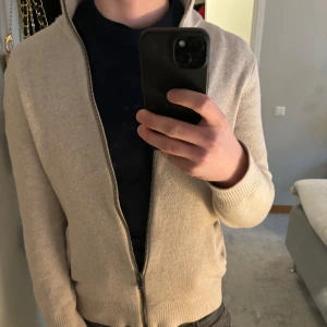 Kashmir tröja från Massimo Dutti - Säljer en skitsnygg beige fullzip i cashmere wool från Massimo Dutti. Storlek M, men passar S. Jättefint skick. Hör av dig för fler bilder eller funderingar!