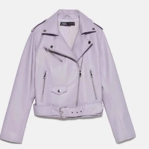 Ljuslila skinnjacka från Zara - Säljer en snygg ljuslila skinnjacka från Zara. Jackan har en cool bikerstil med dragkedjor och ett bälte i midjan. Perfekt för att ge din outfit en edgy touch. 💜Perfekta vårjackan😁