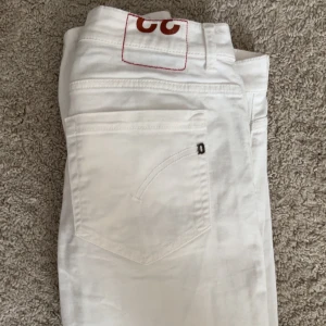 Vita dondup george - Vita dondup jeans i den nyare modellen george, strlk 32 slim fit. Nästan aldrig använda o perfekta till fester! Inga defekter.