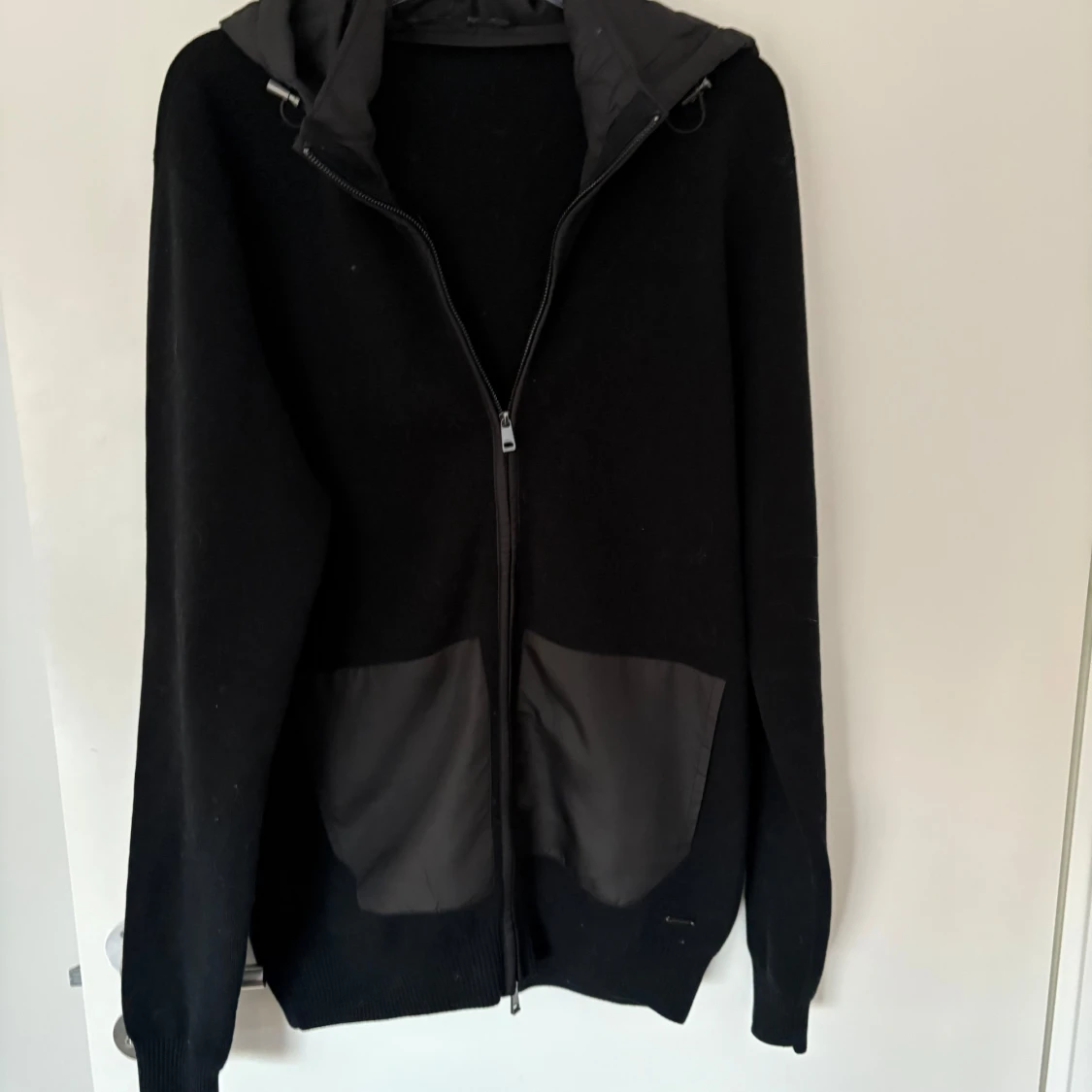 Svart jacka med huva