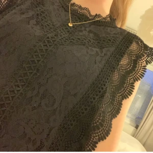 Fin tröja! - Säljer denna fina blus som är i helt nyskick, köpte för 599 och har inga defekter. Pris kan diskuteras.🥰
