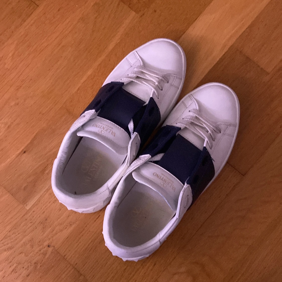 Valentino Garavani sneakers i vitt och blått - 4