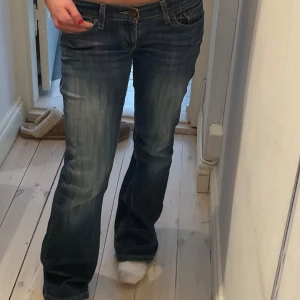 Blå bootcut jeans - Snygga lowwaist jeans från levis utan fickor