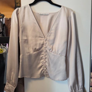 fin blus - söt blus i satinliknande material från abercrombie