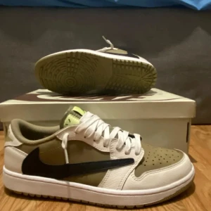 Travis Scott golf  - Jag säljer mina Travis Scott golf skor som inte används längre. Inget fel med dom. Storlek 44. Köpt via slutet vid sommarn förra året. Kontakta för mer frågor osv.