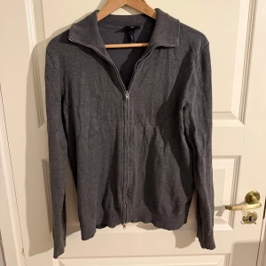 Hm Zip tröja  - Hej. Säljer en fin hm tröja som är välanvänd. Då den är för liten för mig säljer jag den. Nypris 399kr. Mitt pris 149. Pris går såklart att diskuteras i pm. 