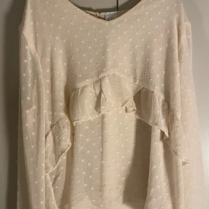 Super fin blus från Lindex - Jättefin blus från Lindex i storlek 164, men passar mig som brukar ha S. Superfin och jättebra skick!!😍😍❣️❣️ Perfekt till sommaren, kalas, fest, skola, vardag osv!!