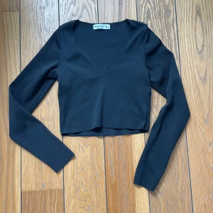 Svart v ringad croppad tröja  - Säljer en svart croppad tröja med v ringning