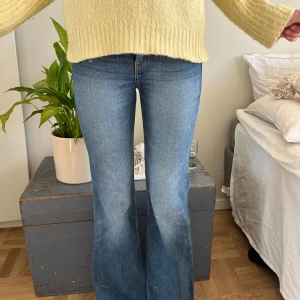 Blå bootcut jeans - Snygga blå bootcut jeans med klassisk femficksdesign. Perfekta för en avslappnad stil med en skön passform. De har en normal midja och är tillverkade i ett mjukt denimtyg.