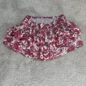 super fin kjol till sommaren - jätte fin kjol med inner shorts, perfekt till sommaren. Säljer då den inte kommer till användning, jättebra skick då den endast är använd en gång! Tveka inte på att skriva vid frågor!🥰🥰