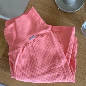 Träningsshorts Aimn - Ribbade träningsbyxor/biker shorts. Färg: Rosa/korall. Storlek S. Använda 1 gång.