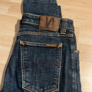Nudie Jeans mörkblå - Säljer ett par riktigt feta blåa Nudie Jeans i strlk 28/32 och modellen Skinny Sam. Dem är oanvända och priset kan diskuterats. 