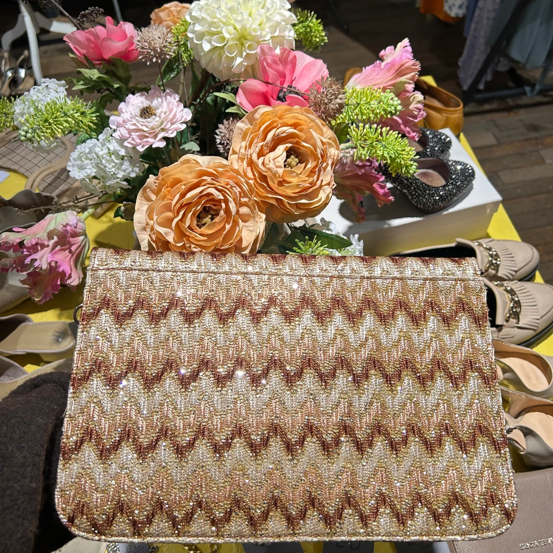 Glittrig kuvertväska från Teria Ybar - 1