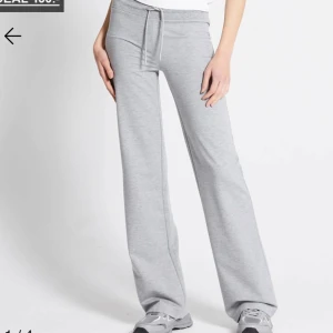 Grå mjukisbyxor med snörning - Mjukis från lager, sitter tight. Billigt pris för vill bli av med dem och att de är lite noppriga, tryck gärna köp nu💗