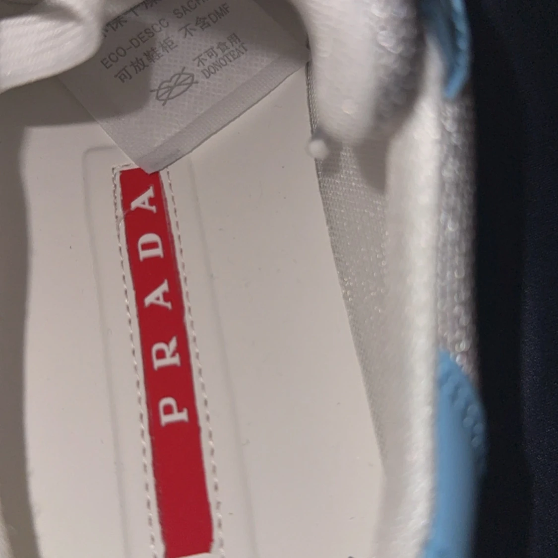 Blå och vita sneakers från Prada - 3