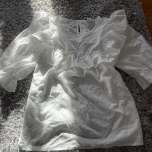 Blus - Supersöt blus med volangdetaljer från vila i storlek 38! Stängs med knapp där bak