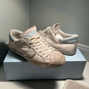 Philippe model skor! - Tja just nu säljer jag dessa feta Phillipe model i storlek 39,5! Allt og medföljer till och med kvitto! Skicket på dessa är 7/10, alltså har det en lagning på båda sulor!  Ny pris på dessa är 4080 kr men vårat pris ligger på endast 899kr ( vi kan gå ner i pris vid snabb affär) Fler bilder finns vid fråga! 