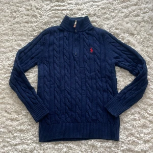 Quarter zip från Ralph lauren - Säljer denna HELT NYA quarter zip en från Ralph lauren. Aldrig använd och alla tags sitter kvar nypris 2600kr. Pris går självklart att diskutera 
