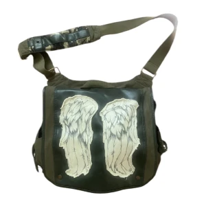 Väska - Cool väska med vingar 💕 knappt använd