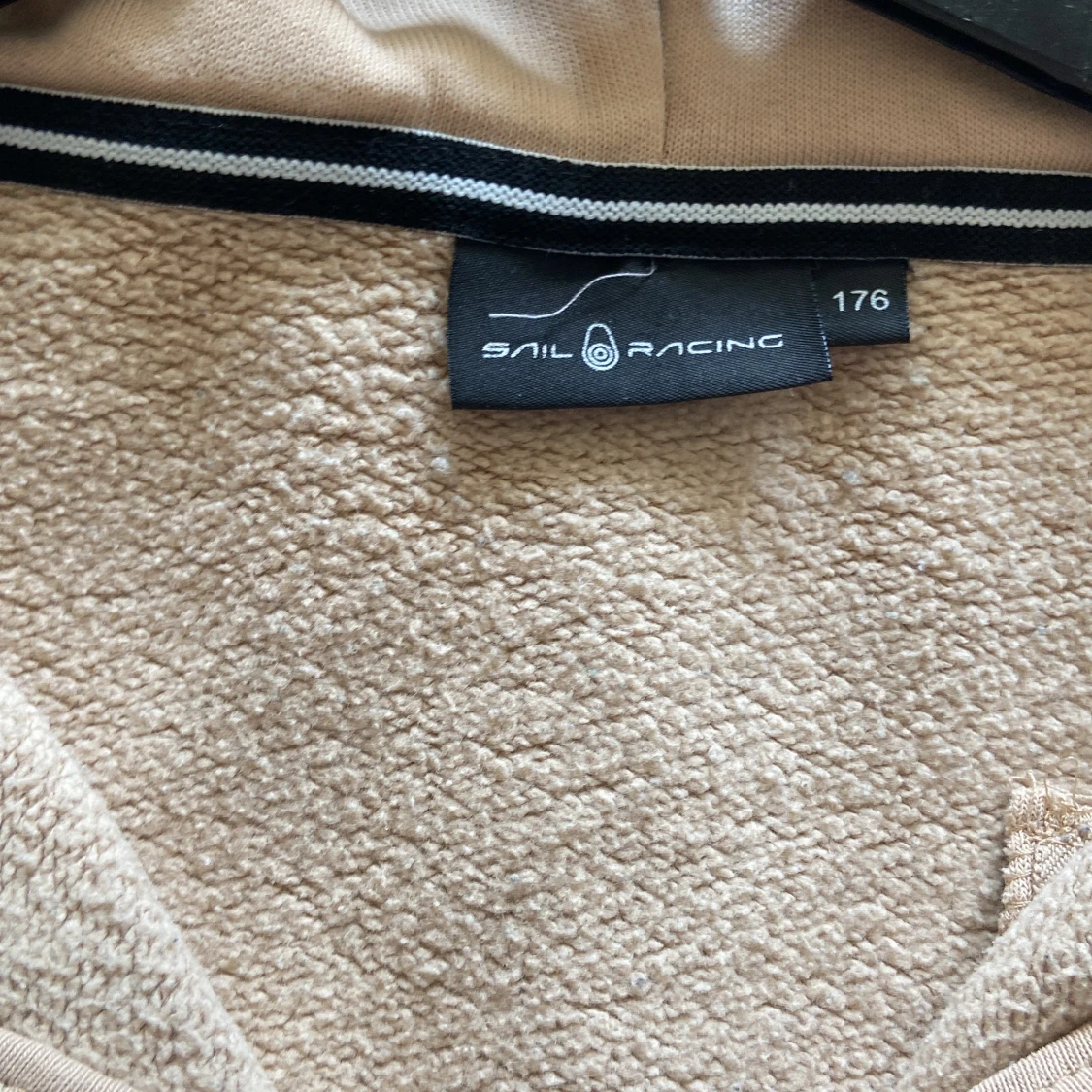 Beige huvtröja från Sail Racing - 1