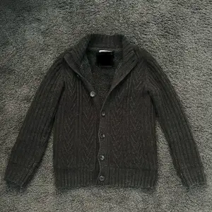 Riktigt fet stickad fodrad cardigan. Extremt bra passform. Storlek M. Mörkgrå 