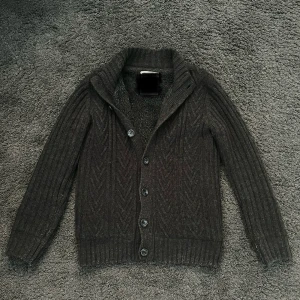 Stickad fodrad cardigan  - Riktigt fet stickad fodrad cardigan. Extremt bra passform. Storlek M. Mörkgrå 