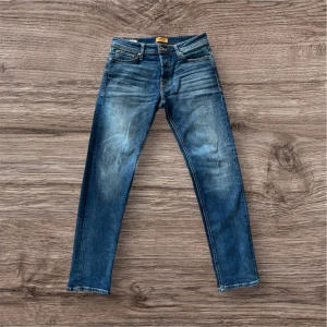 Jack & Jones Tapered Mike Jeans - Jack & Jones jeans i storlek 30/32. Använda ett få tal gånger så skicket är mycket bra. Har du frågor så är det bara att höra av sig. Pris kan diskuteras🤝