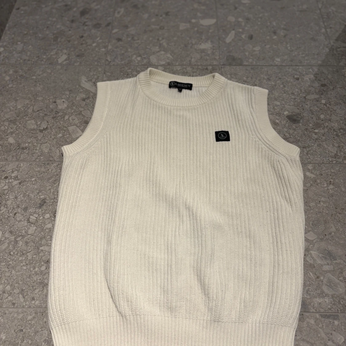 Vit stickad väst från Lagency - 2