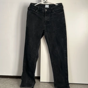 Svarta jeans från Grunt - Snygga svarta jeans från Grunt i en klassisk design. De har en rak passform och är tillverkade i ett slitstarkt material. Perfekta för en stilren look samt sliten look